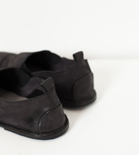 Low Chelsea Boot in Black